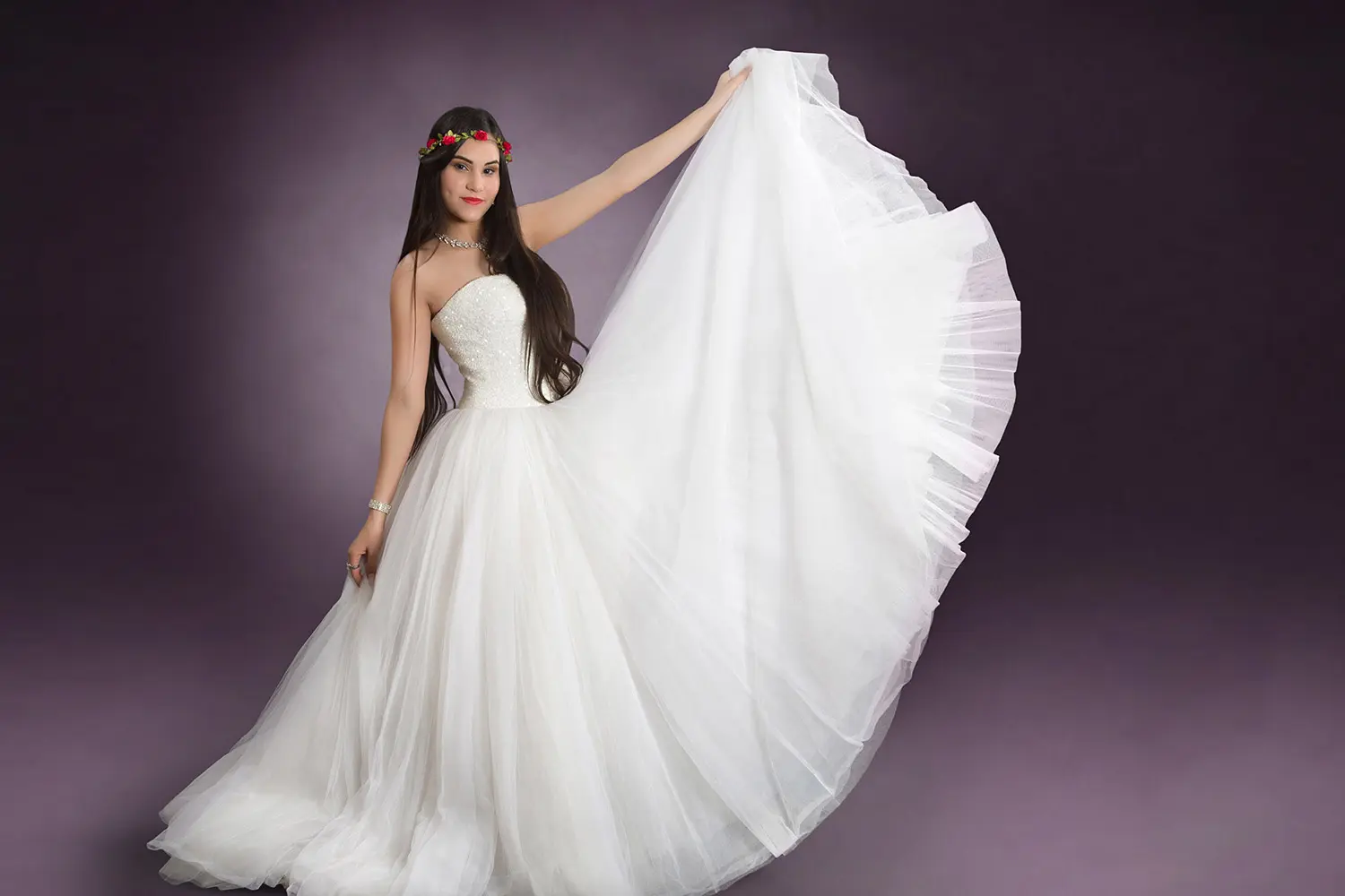 Muchacha sosteniendo vestido blanco