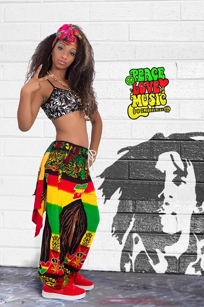 Chica con peinado y colores afro delante de pared con grafiti