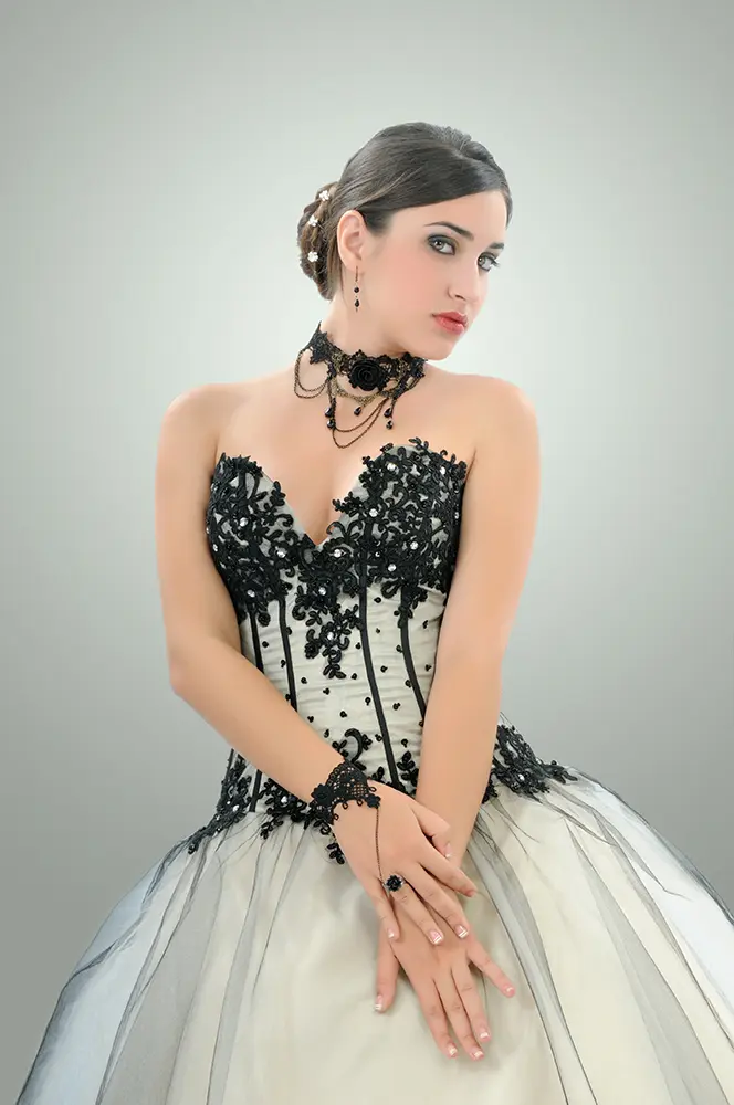 modelo con vestido clásico de encajes beige