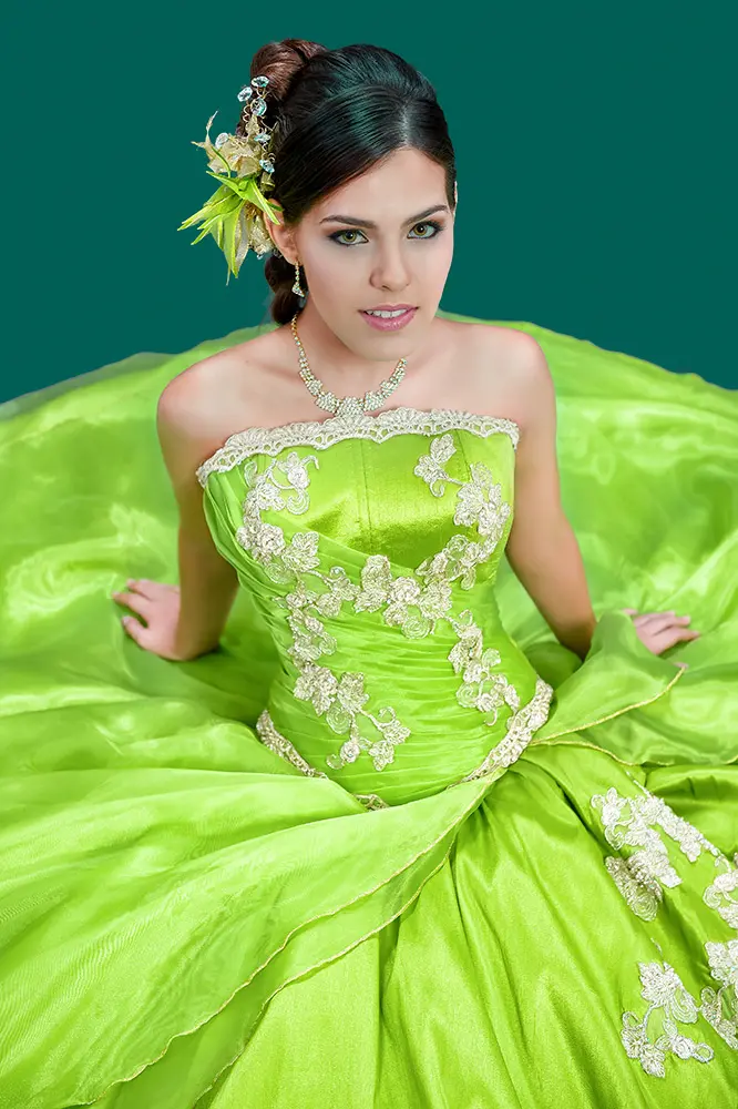 Plano de torso de modelo sentada con vestido de fantasía verde primavera