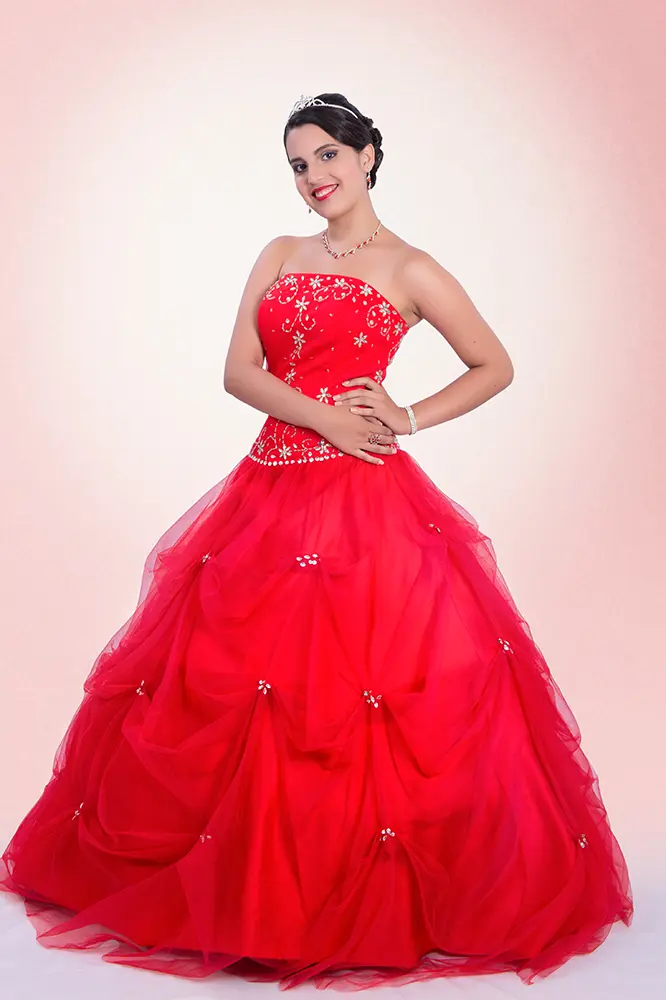 Joven sonriente con vestido clásico rojo