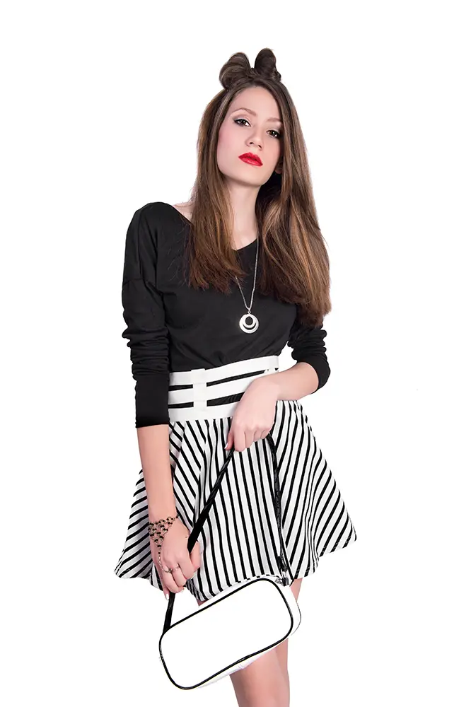 Quinceañera en pose fashion con ropa y cartera blanca y negra