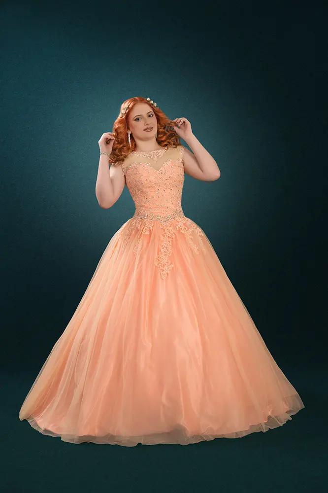 Chica pelirroja de pie con vestido naranja