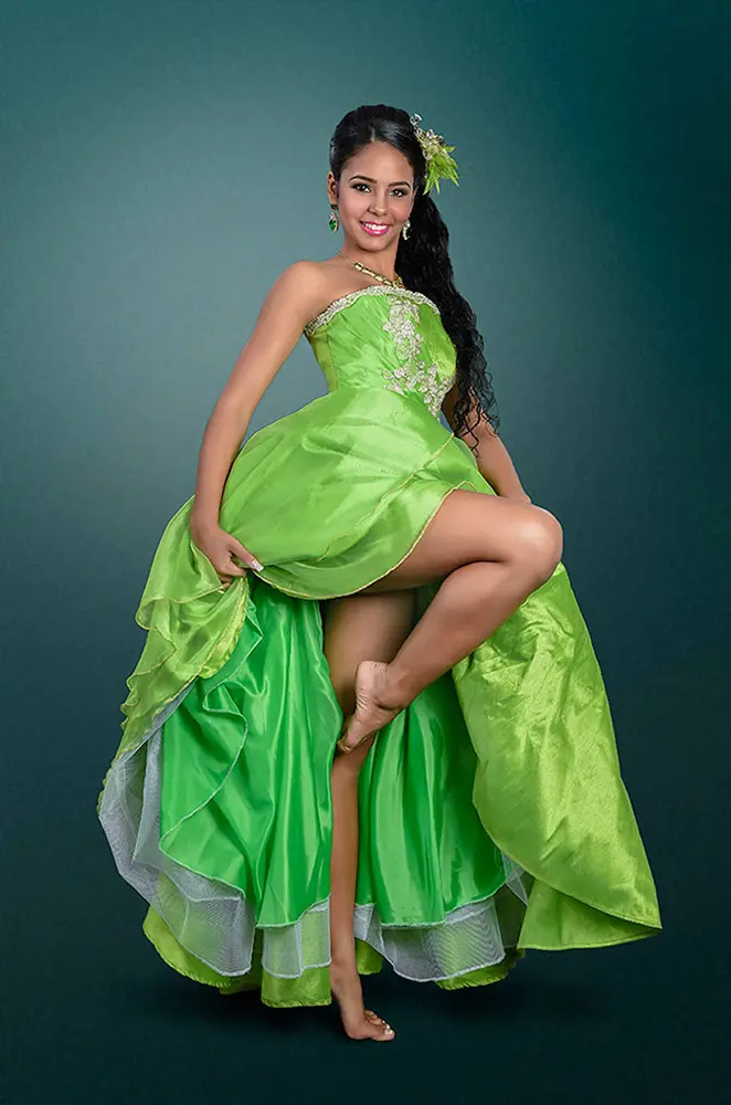 Quinceañera descalza con vestido clásico verde