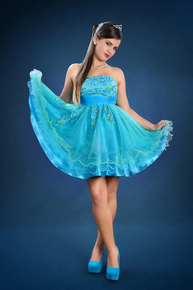 Modelo con vestido azul corto y zapatos de tacón altos