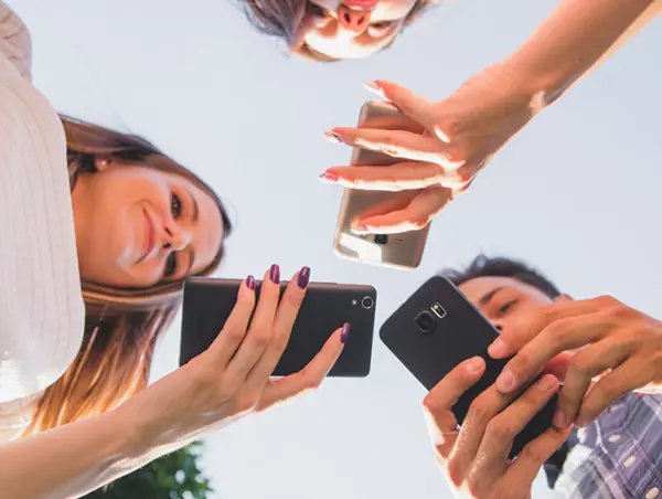 Grupo de jóvenes viendo fotos en el móvil