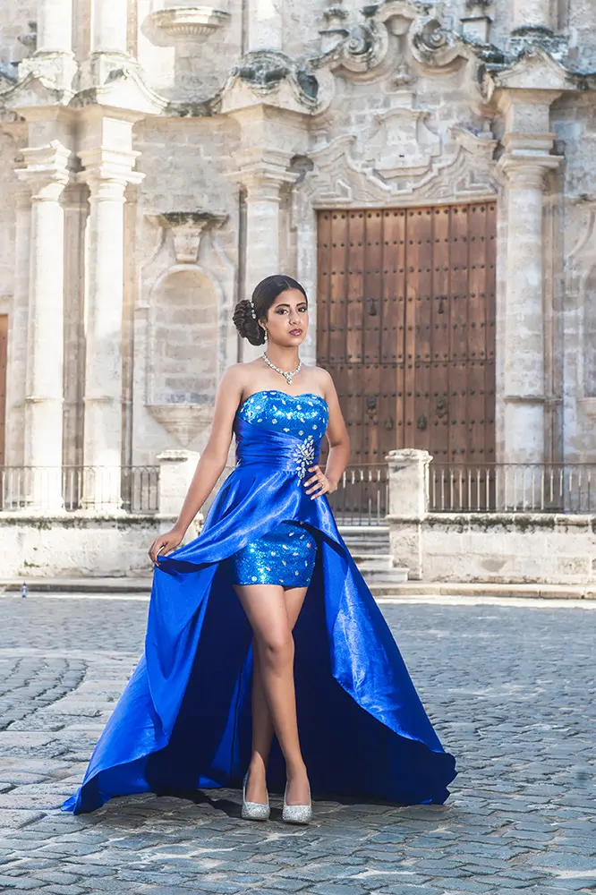 Muchacha con vestido azul frente a la Catedral de La Habana