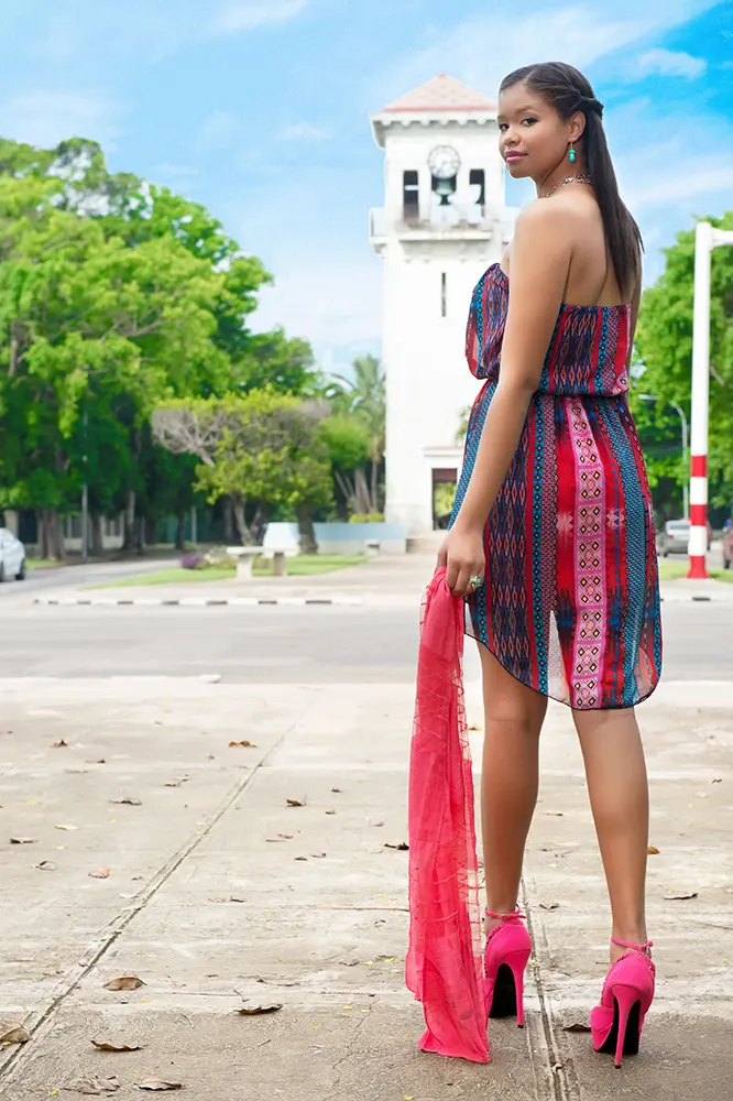 Joven con pañuelo rojo en la mano caminando por la 5ta a venida