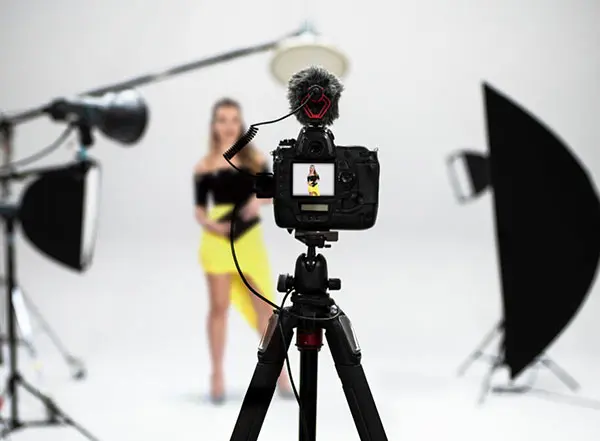 Muchacha con saya amarilla posando frente a la cámara en estudio